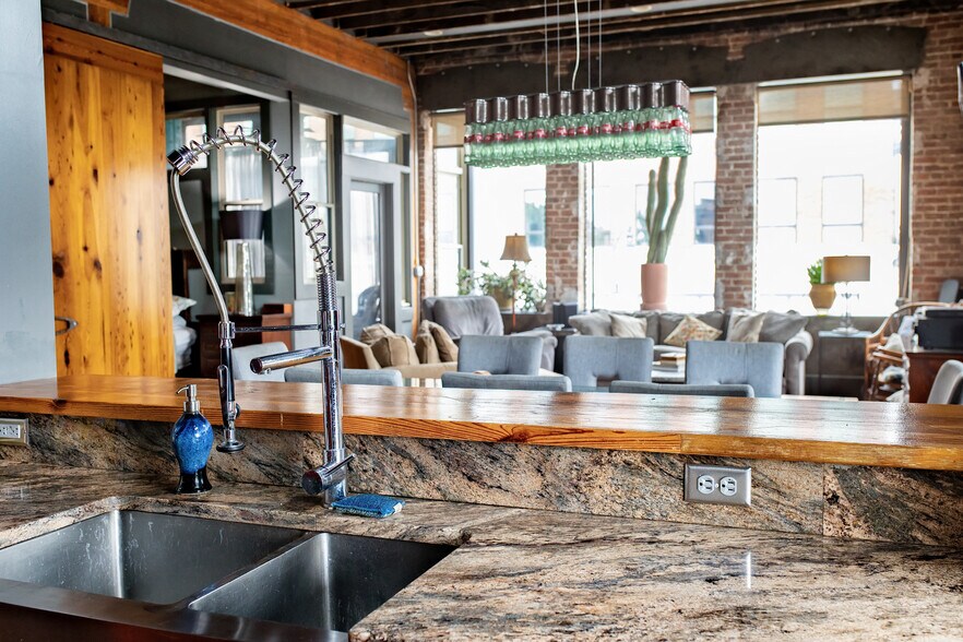 More Photos Of 112 18th St N, Birmingham Storefront For Sale