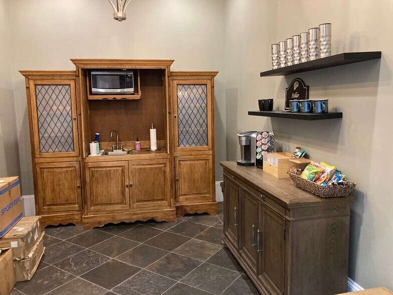 More Photos Of 1531 E Bradford Pky, Springfield Medical For Sale