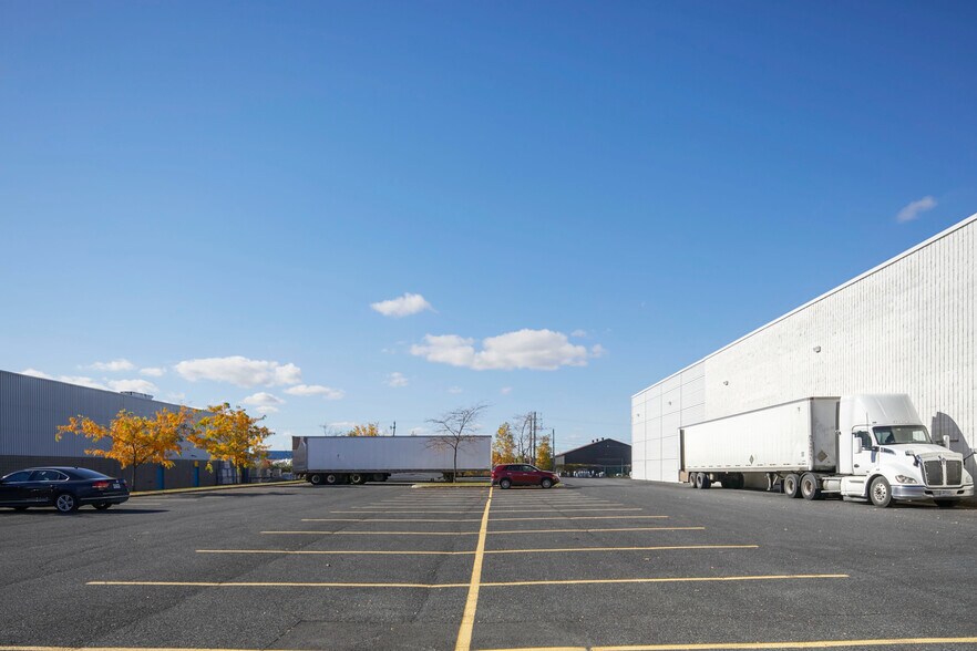 More Photos Of 2625-2655 Boul Jacques-Cartier E, Longueuil Flex For Lease