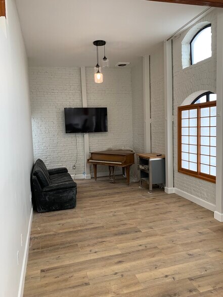 More Photos Of 1409 W 11th St, Los Angeles Storefront Retail Office For Sale