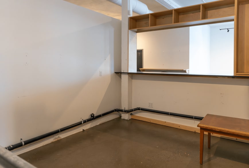 More Photos Of 417 Riverfront Av SE, Calgary Restaurant For Lease