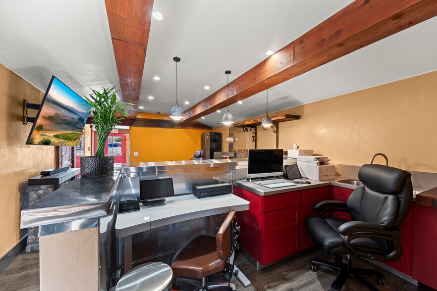 More Photos Of 1637 Del Monte Blvd, Seaside Storefront For Sale