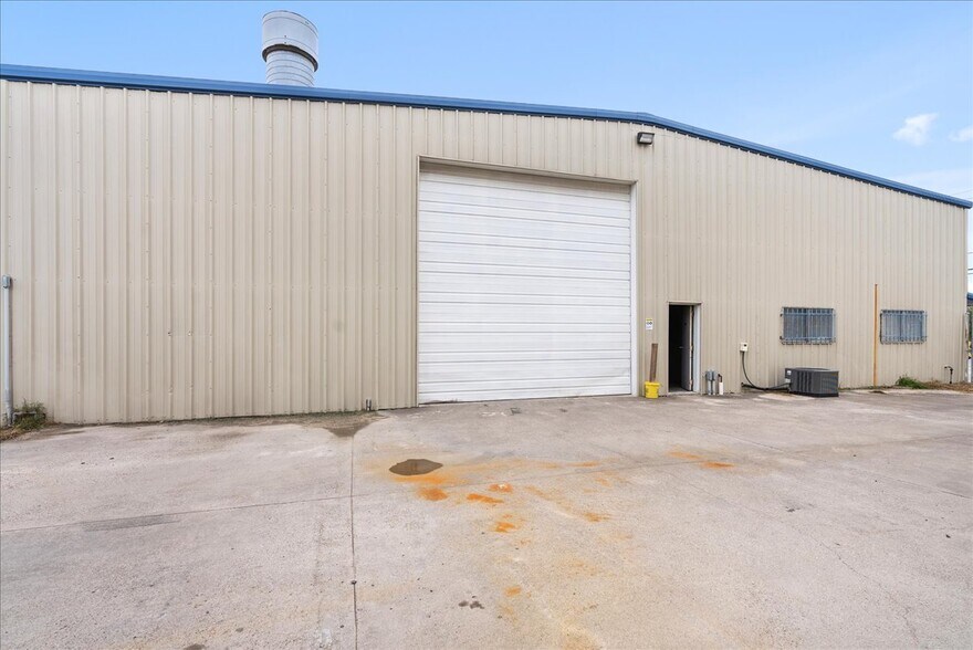 More Photos Of 820 Mcbride Ln, Corpus Christi Warehouse For Lease