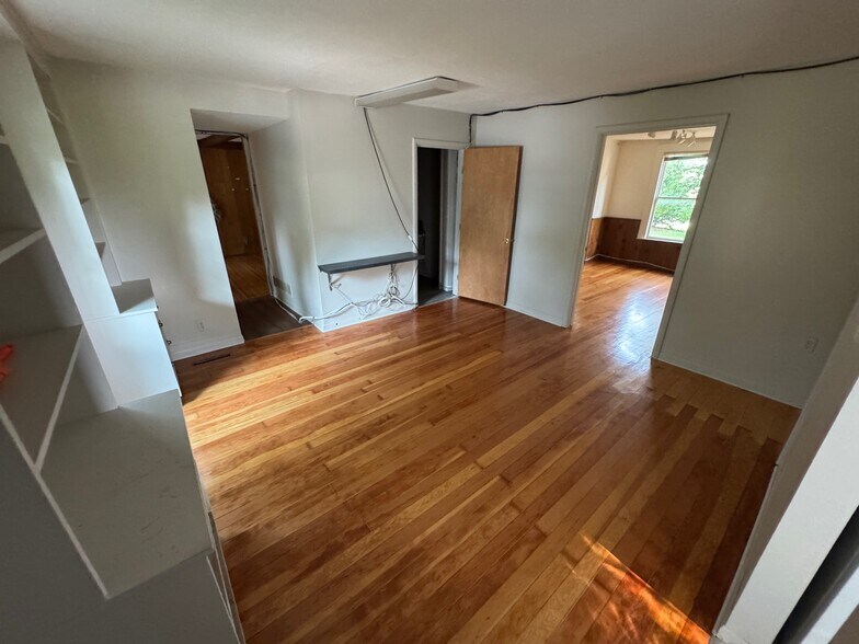 More Photos Of 1103 Fabyan Pkwy, Geneva Manufacturing For Lease