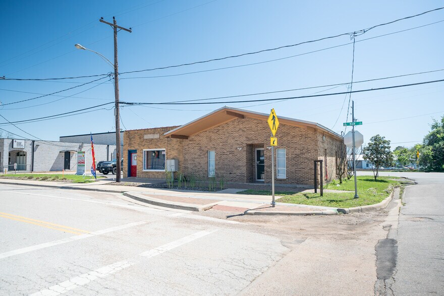 More Photos Of 2319 Main St, Waller Storefront For Lease