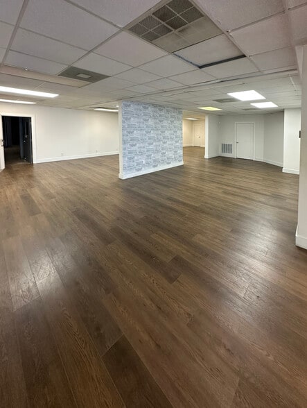 More Photos Of 5708 N Shepherd Dr, Houston Unknown For Lease