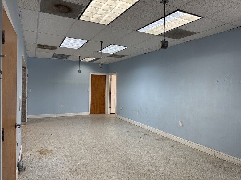 More Photos Of 1498 Belleair Rd, Clearwater General Retail For Lease