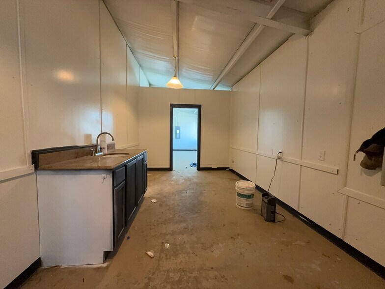 More Photos Of 6549 Interstate 35, Valley View Unknown For Lease