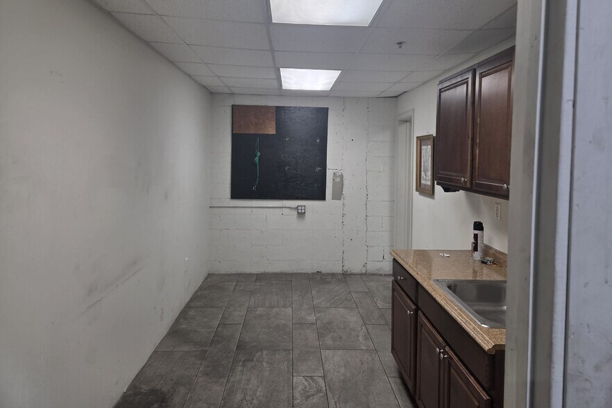 More Photos Of 3051-3061 NW 75th Ave, Miami Warehouse For Lease