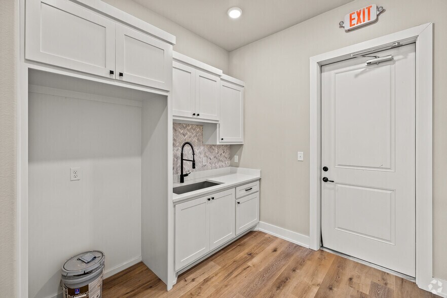 More Photos Of 3218 140th St, Lubbock Office For Sale