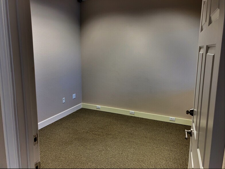 More Photos Of 411 N Iowa St, Lawrence Warehouse For Lease