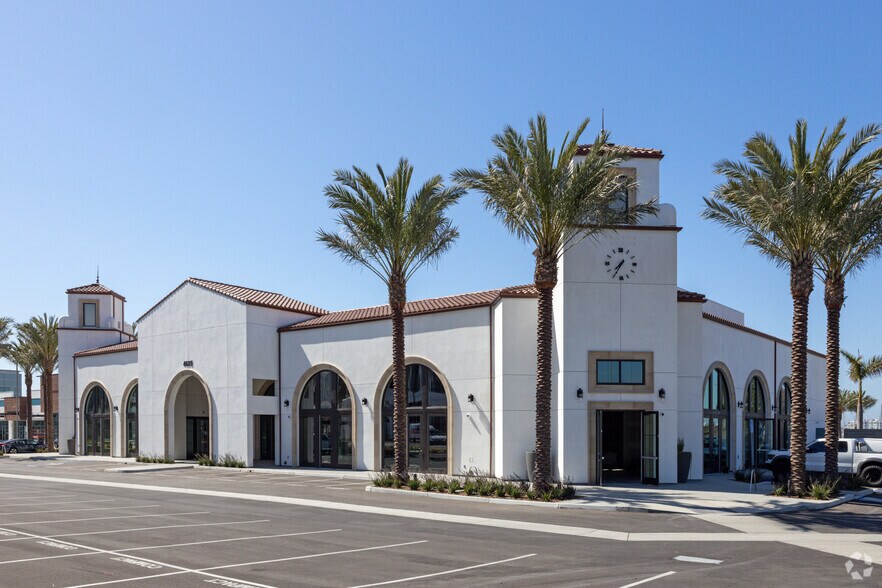 More Photos Of 4625 Admiralty Way, Marina del Rey Department Store For Lease