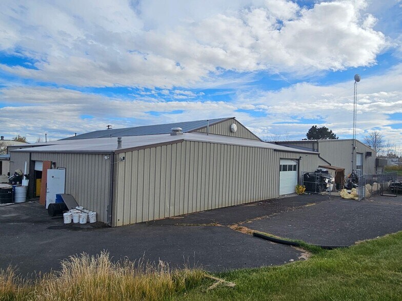 More Photos Of 1001 SW 1st St, Redmond Warehouse For Sale