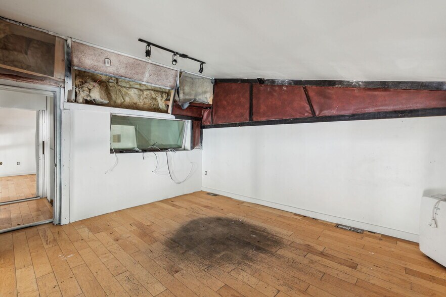 More Photos Of 3475 Collins St, Philadelphia Warehouse For Lease