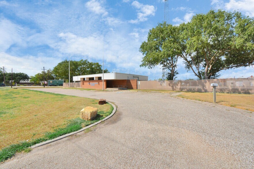 More Photos Of 1500 W Highway 6, Alvin Truck Terminal For Lease