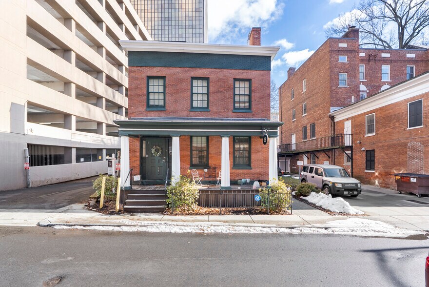 Primary Photo Of 36 Lewis St, Hartford Multifamily For Sale