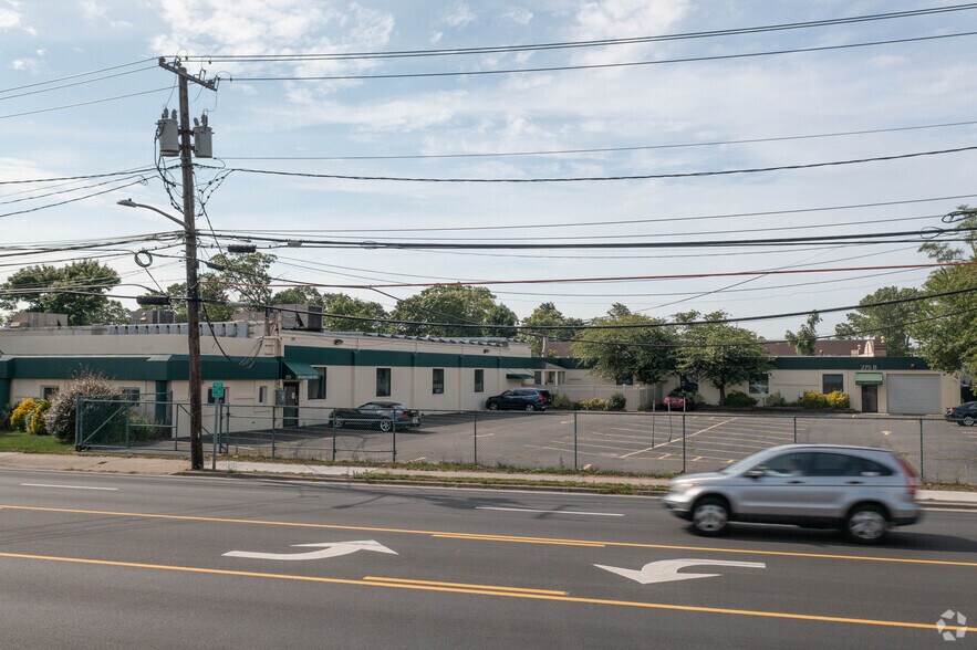More Photos Of 275 Dixon Ave, Amityville Office For Sale