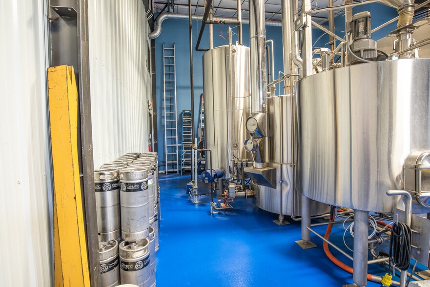More Photos Of 5646 W Harrier Dr, Missoula Showroom For Sale
