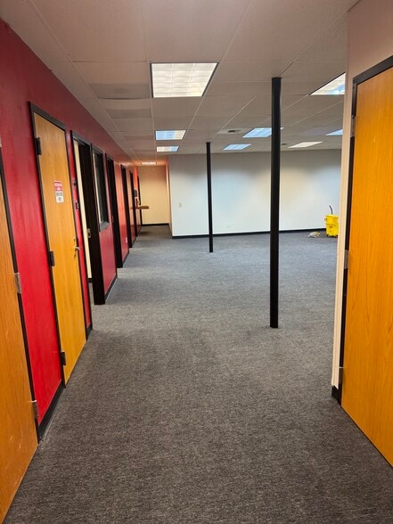 More Photos Of 407 W Gowe St, Kent Office For Lease