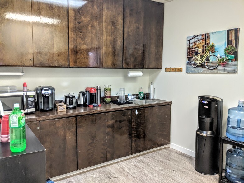 More Photos Of 22024 Lassen St, Chatsworth Office For Sale