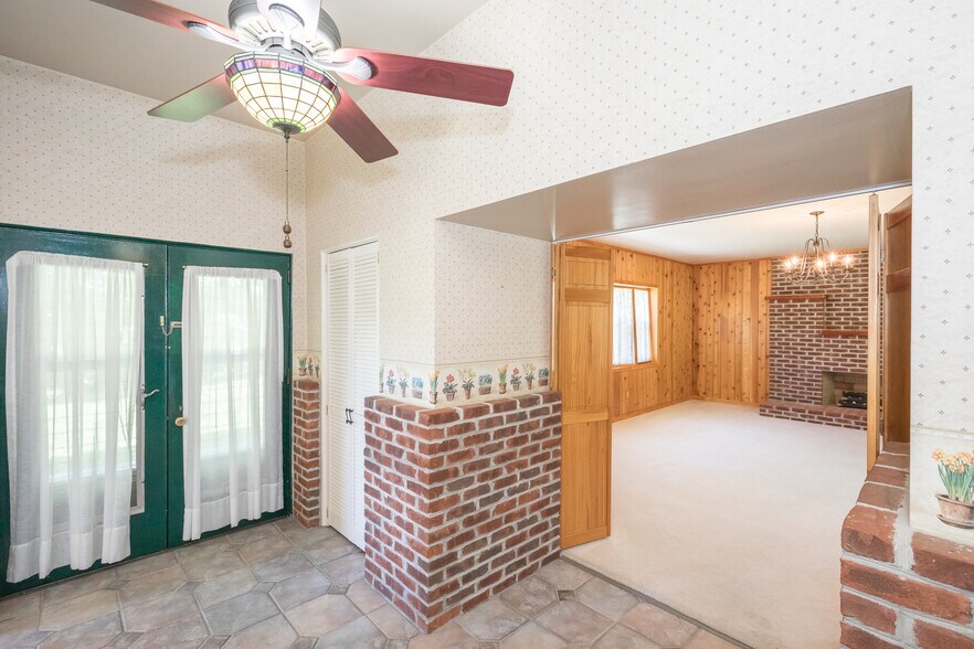 More Photos Of 131 Copenhaver St, Marion Shelter For Sale