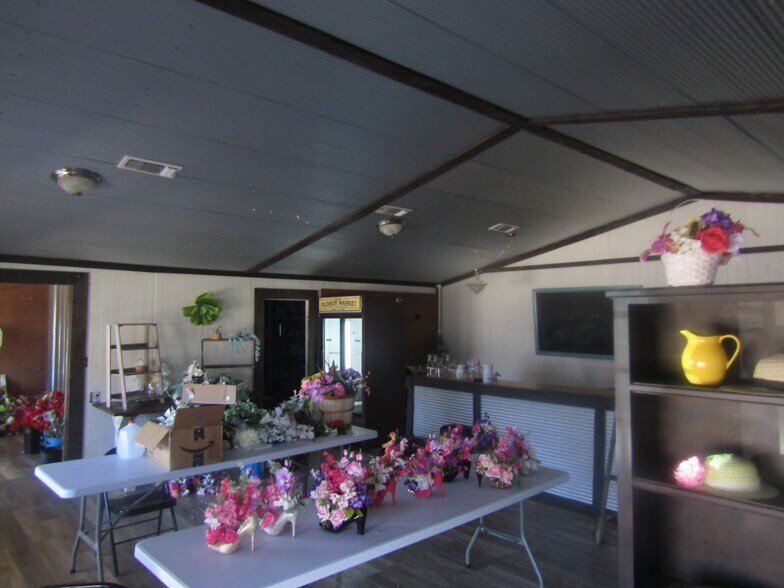 More Photos Of 9 NW Martin Luther King Ave, Idabel General Retail For Sale