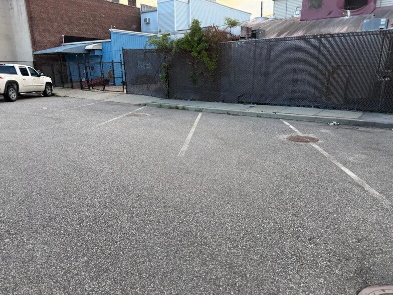 More Photos Of 21 E Marie St, Hicksville Storefront Retail Residential For Lease