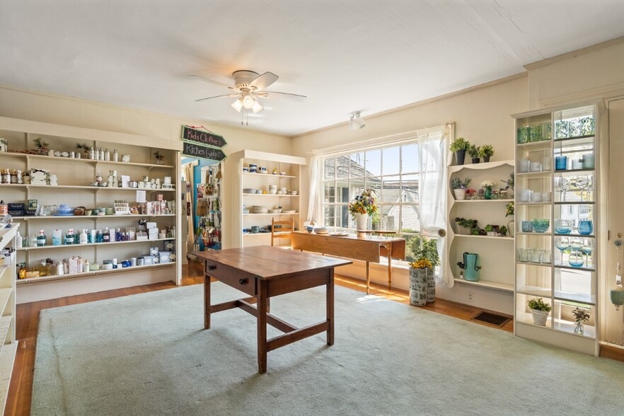 More Photos Of 34 Townsend Ave, Boothbay Harbor Freestanding For Sale