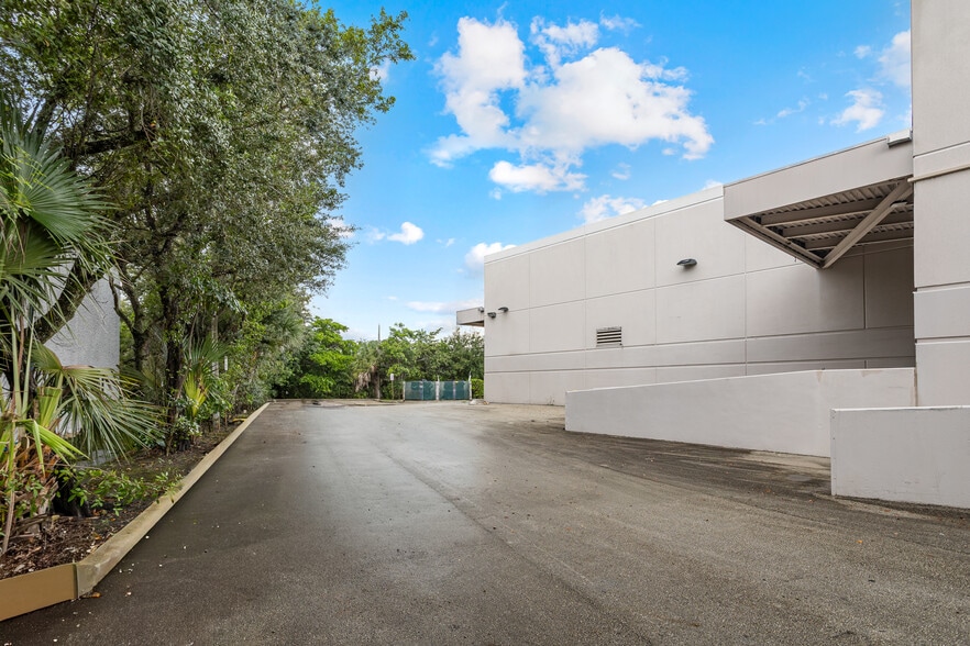 More Photos Of 10300-10380 NW 53rd St, Sunrise Distribution For Lease