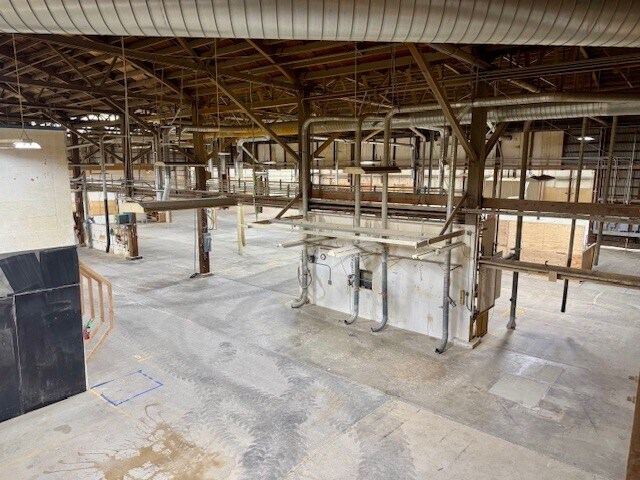 More Photos Of 10 N Seneca Rd, Eugene Manufacturing For Lease