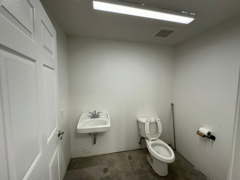 More Photos Of 3850 Broadway Pl, Los Angeles Warehouse For Sale