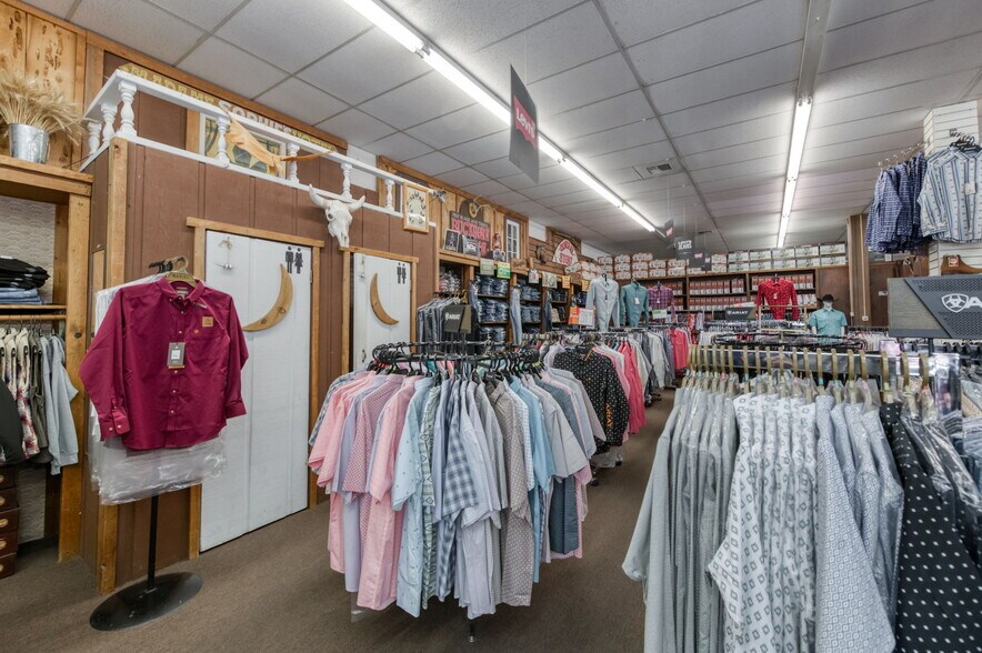 More Photos Of 101 N L St, Dinuba Storefront For Sale