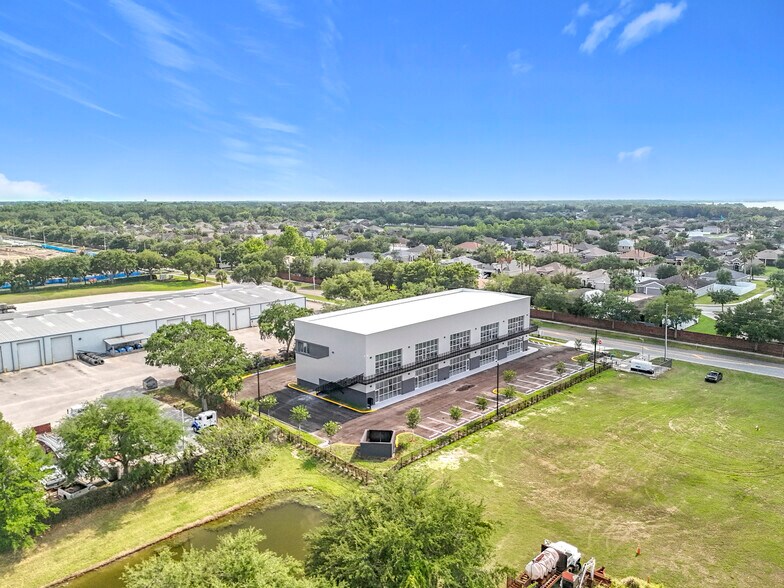 More Photos Of 705 Hennis Rd, Winter Garden Showroom For Sale