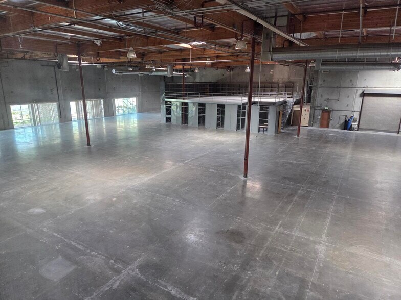 More Photos Of 997 Flower Glen St, Simi Valley Manufacturing For Lease
