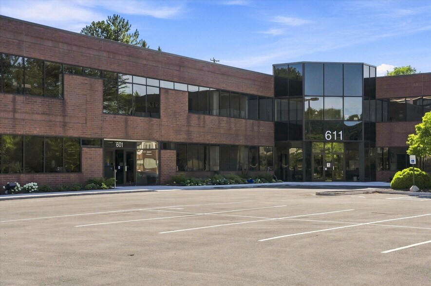 More Photos Of 601-611 N Barker Rd, Brookfield Office For Lease