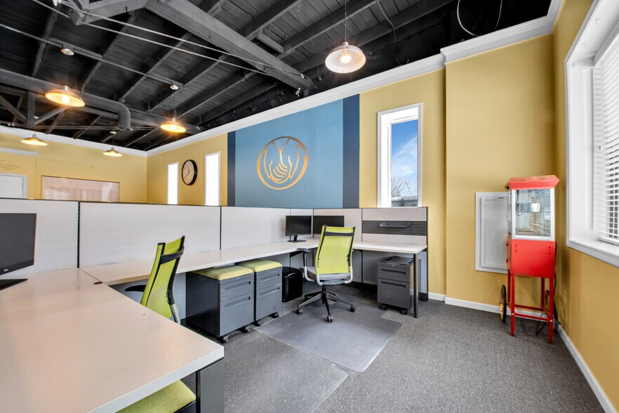 More Photos Of 3048 W Clarkston Rd, Lake Orion Office Residential For Sale