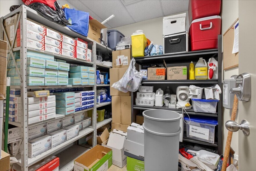 More Photos Of 11831 123 St NW, Edmonton Office For Sale