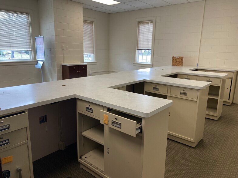 More Photos Of 1496 Anderson Hwy, Cumberland Bank For Lease