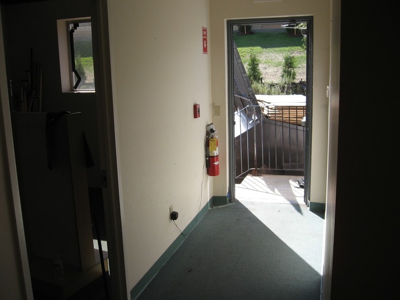 More Photos Of 76 Progress Dr, Stamford Research And Development For Lease