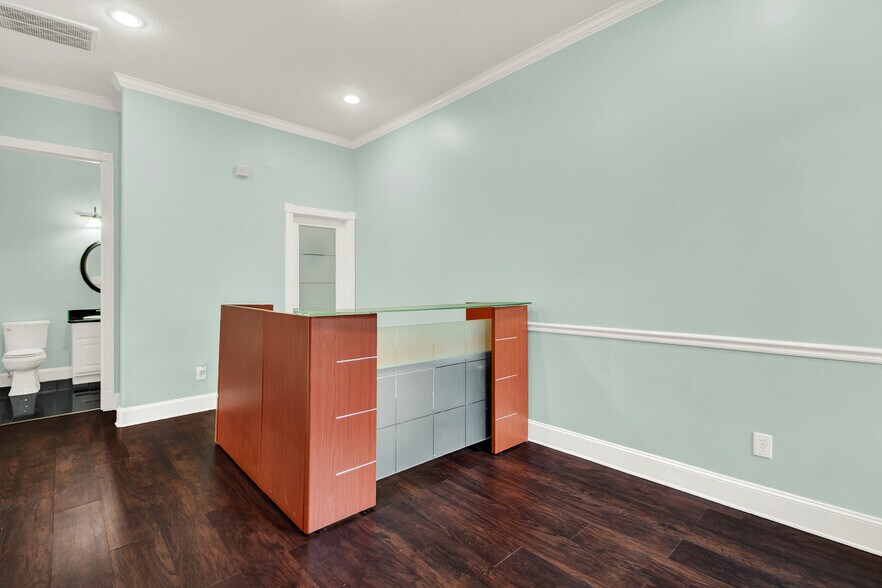 More Photos Of 12818 Willow Centre, Houston Office Residential For Sale