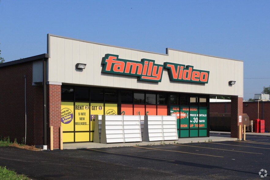 More Photos Of 200 S Gardner St, Scottsburg Freestanding For Lease