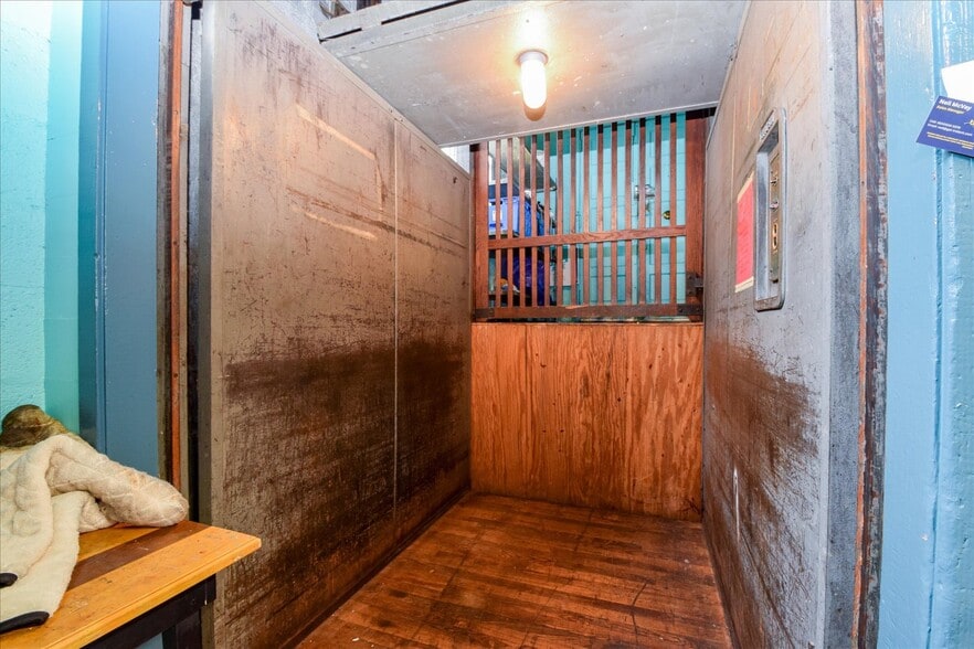 More Photos Of 1212 4th St SW, Roanoke General Retail For Sale