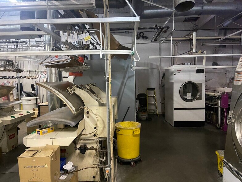 More Photos Of 11609 E Northwest Hwy, Dallas Freestanding For Sale