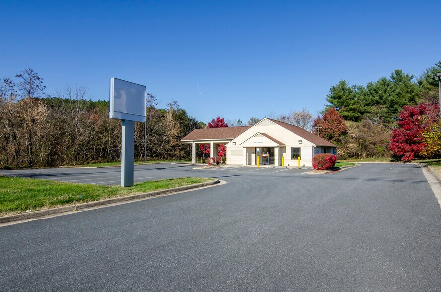 More Photos Of 869 N Lee Hwy, Lexington Bank For Sale