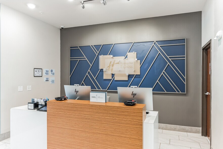 More Photos Of 4 Reynolds Mountain Blvd, Asheville Hotel For Sale