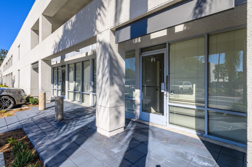 More Photos Of 711 W 17th St, Costa Mesa Light Manufacturing For Lease