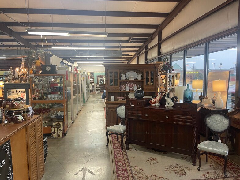 More Photos Of 230 Davis Loop, Oxford General Retail For Sale