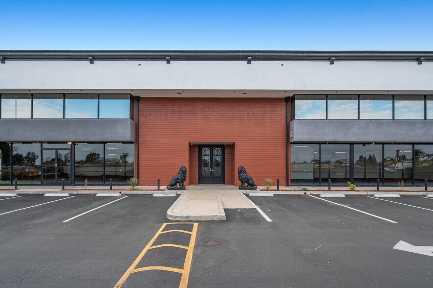 More Photos Of 800 E Dyer Rd, Santa Ana Showroom For Lease