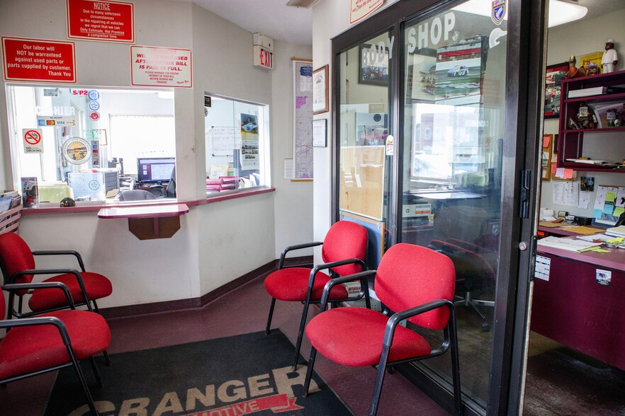 More Photos Of 325 1st St, Toledo Office For Sale