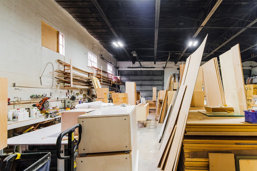 More Photos Of 1819 Gilford Ave, New Hyde Park Warehouse For Lease